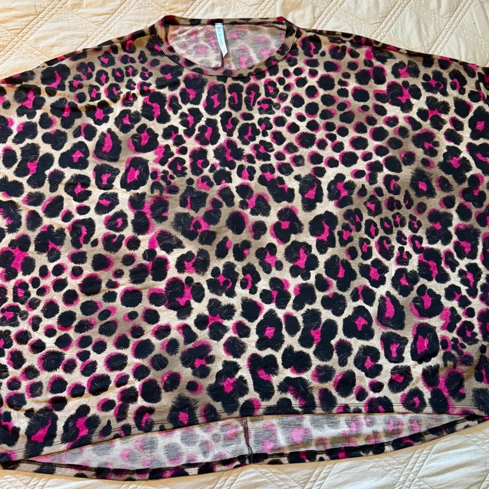 💗Gorgeous Dear Scarlett Mocha Magenta Leopard print dolman style blouse🤎